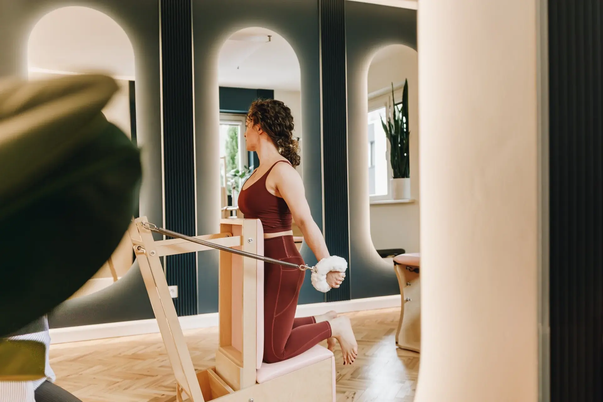 Ćwiczenia pilates na profesjonalnym sprzęcie