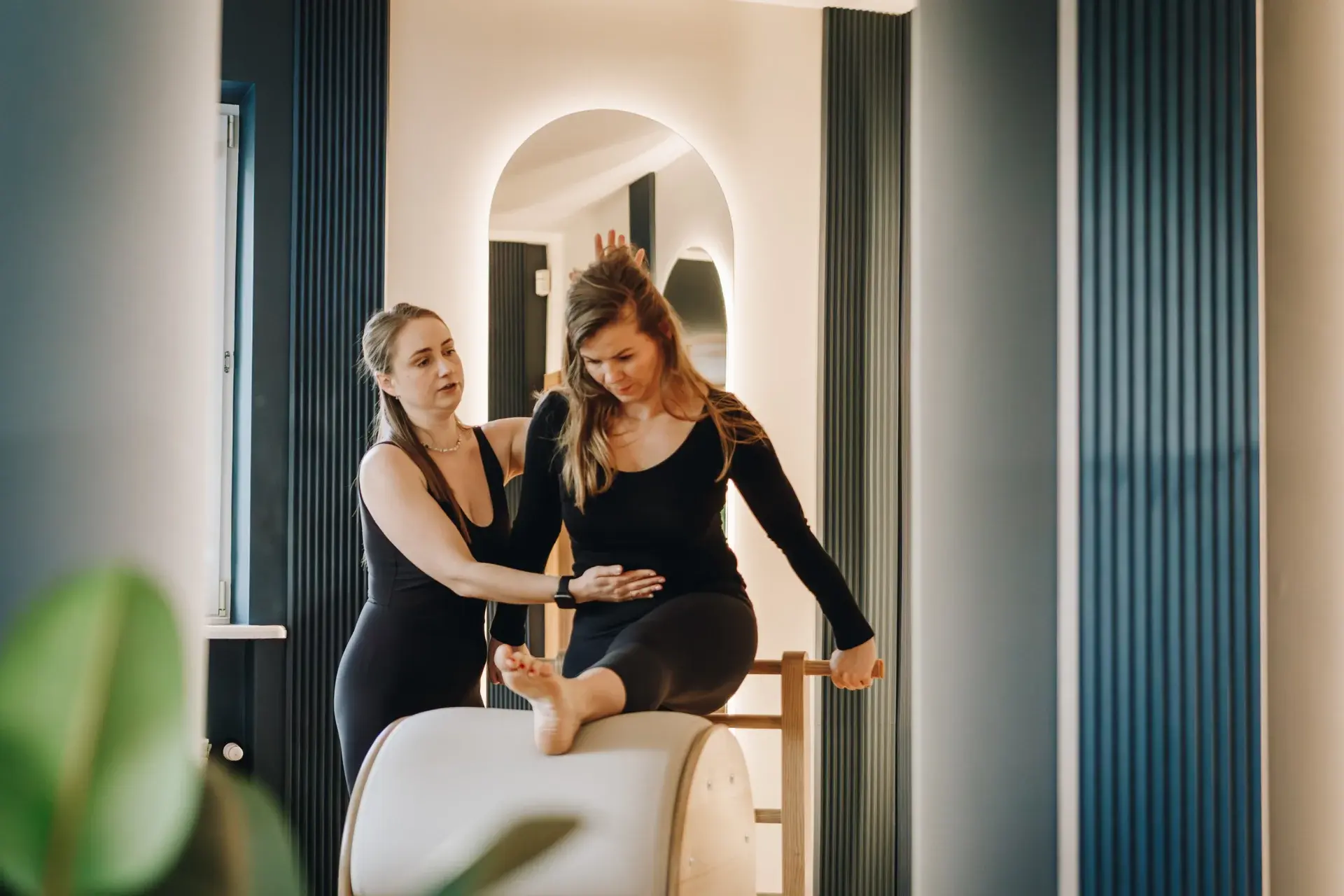 Kobiety ćwiczą pilates w Black Bird Studio w Gdyni